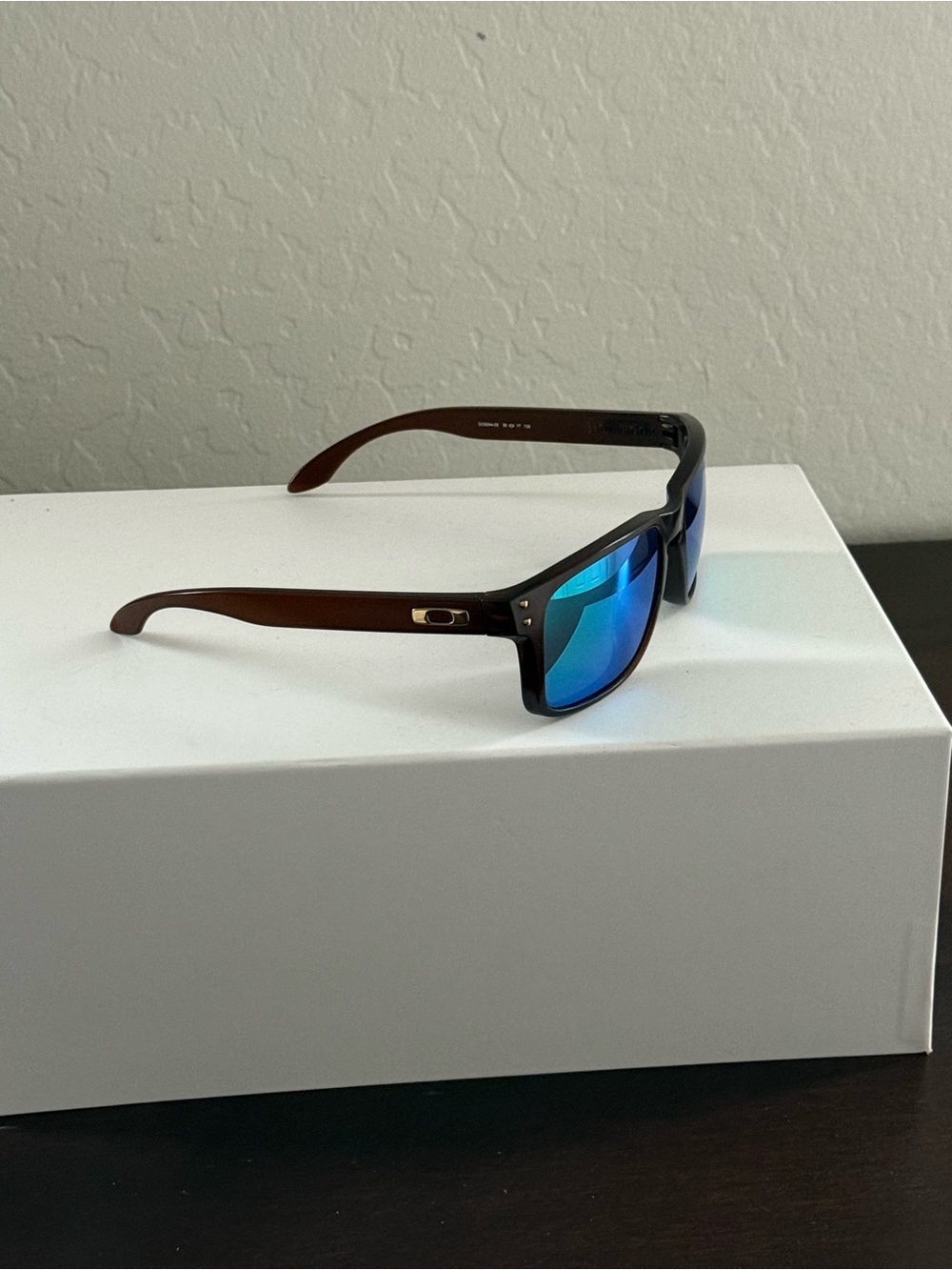 NWOT Men’s Oakley Holbrook Sunglasses Brown Frame Blue/Green Lenses - 009244-05